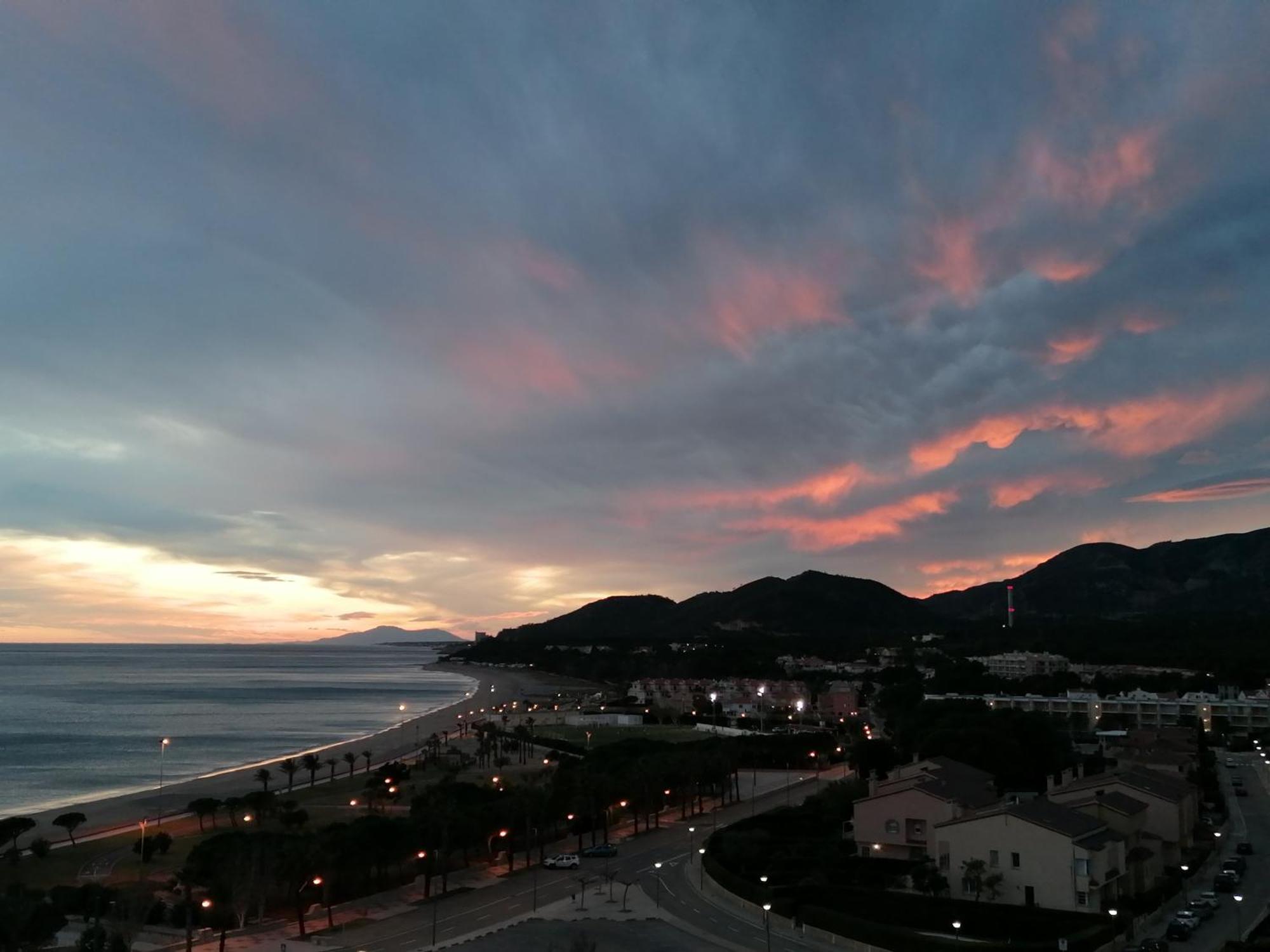 Apartamento con terraza, vistas playa y montaña Hospitalet De L'Infant Exterior foto