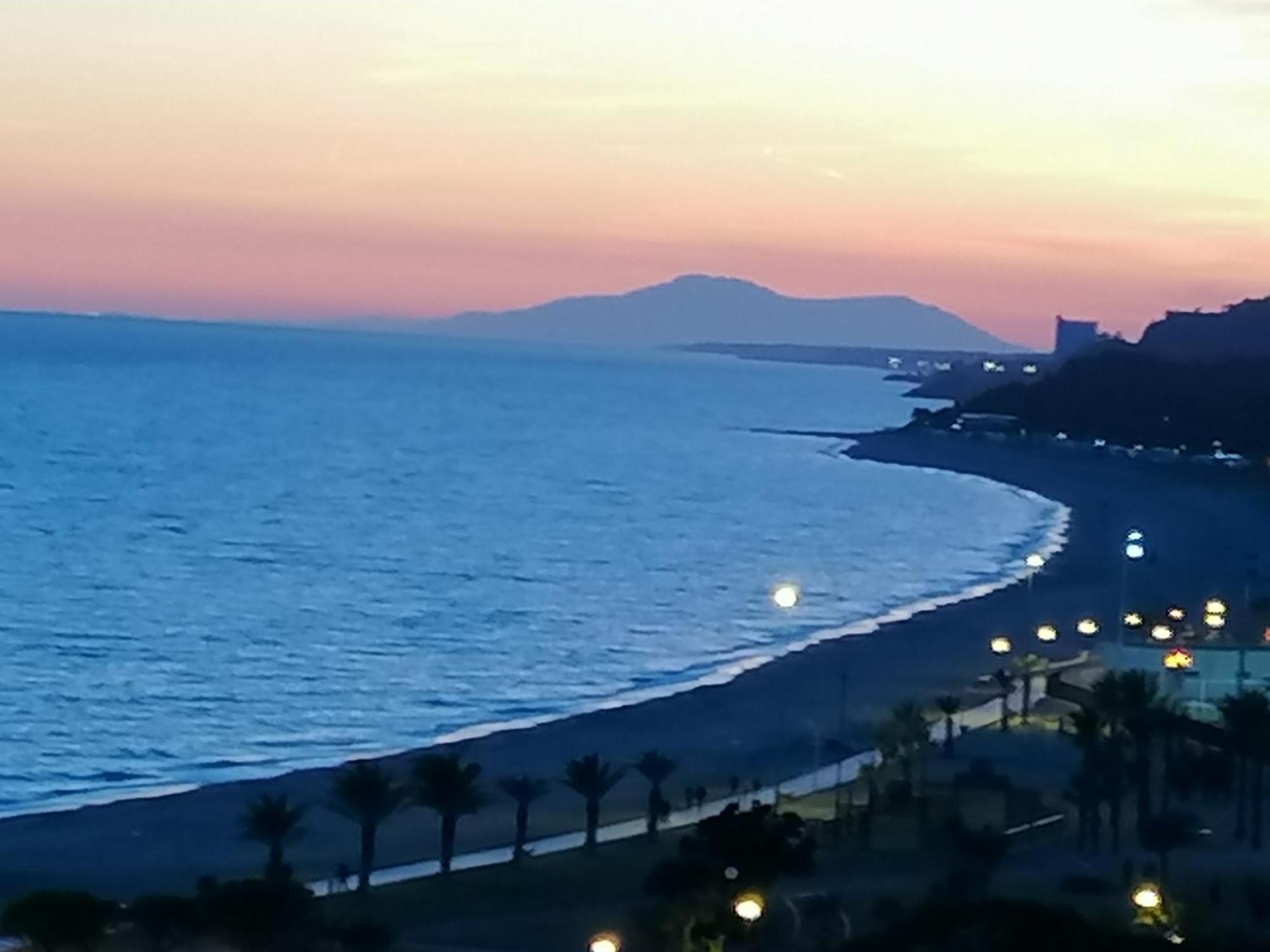 Apartamento con terraza, vistas playa y montaña Hospitalet De L'Infant Exterior foto