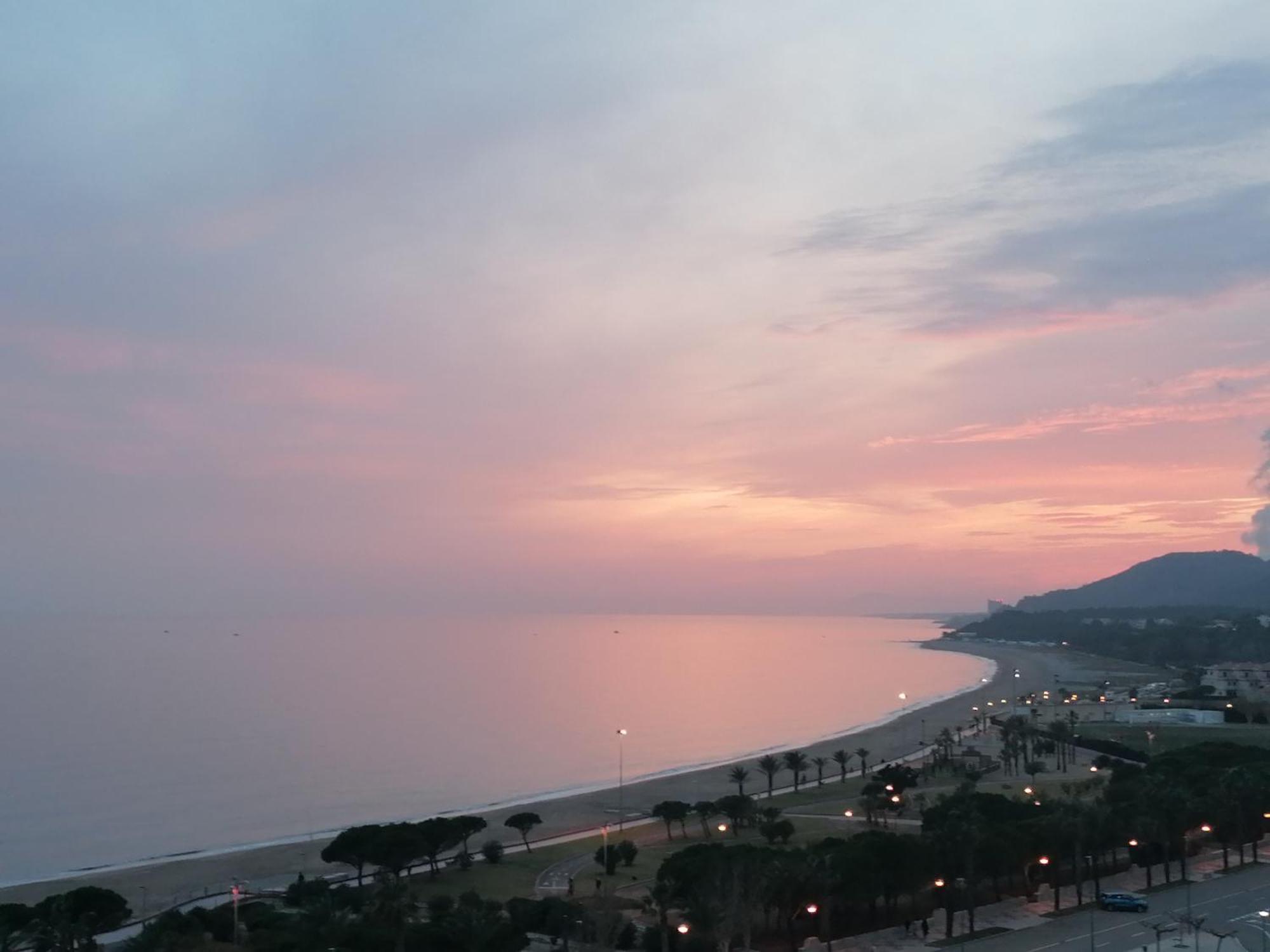 Apartamento con terraza, vistas playa y montaña Hospitalet De L'Infant Exterior foto