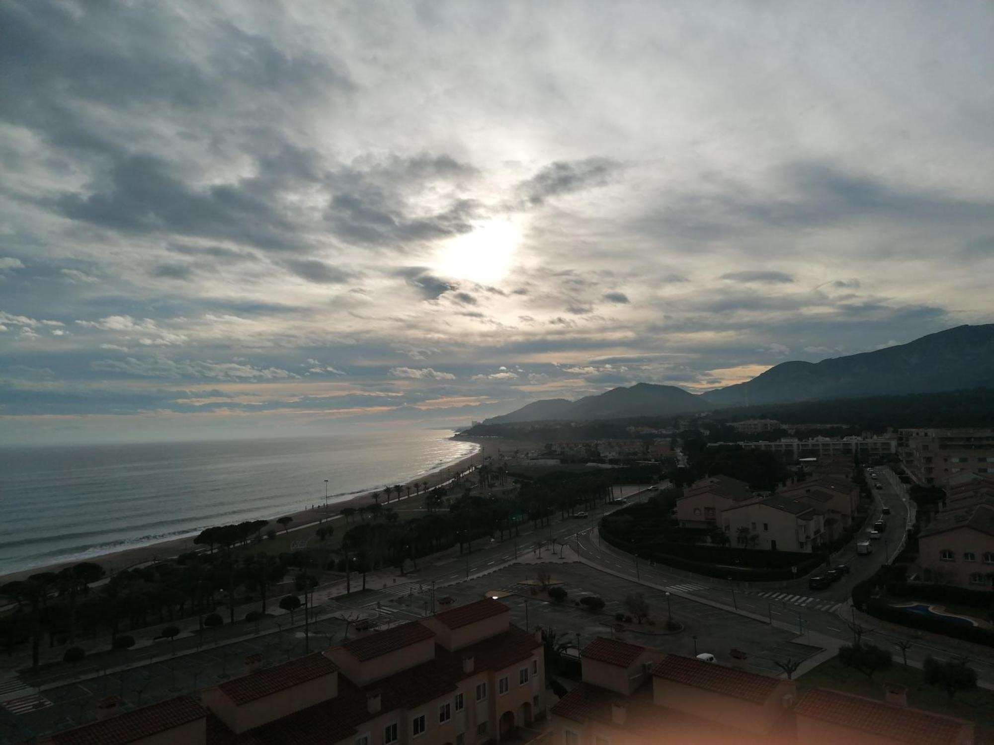 Apartamento con terraza, vistas playa y montaña Hospitalet De L'Infant Exterior foto