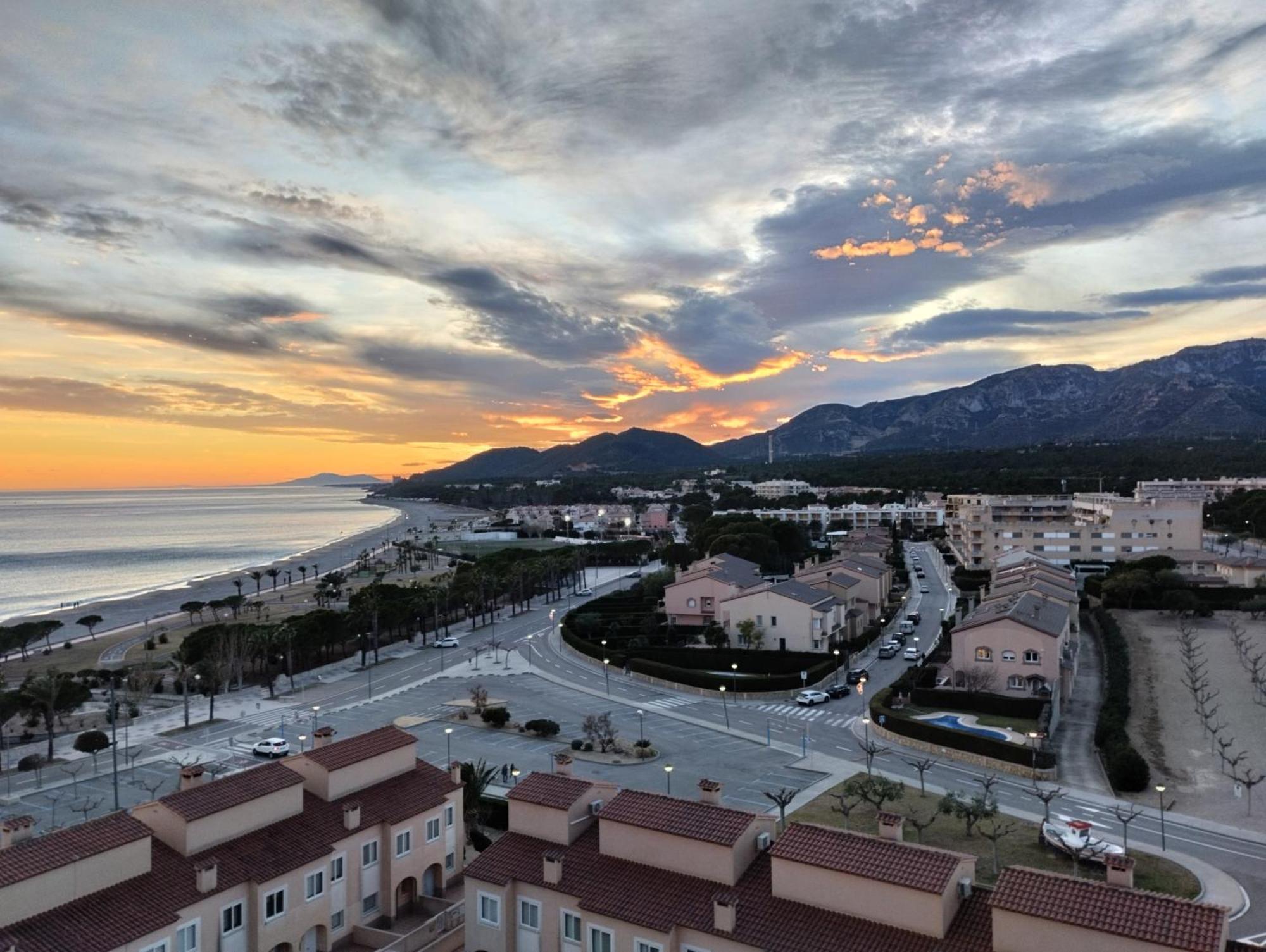 Apartamento con terraza, vistas playa y montaña Hospitalet De L'Infant Exterior foto